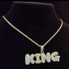 COLGANTE KING BRILLANTES LETRAS P